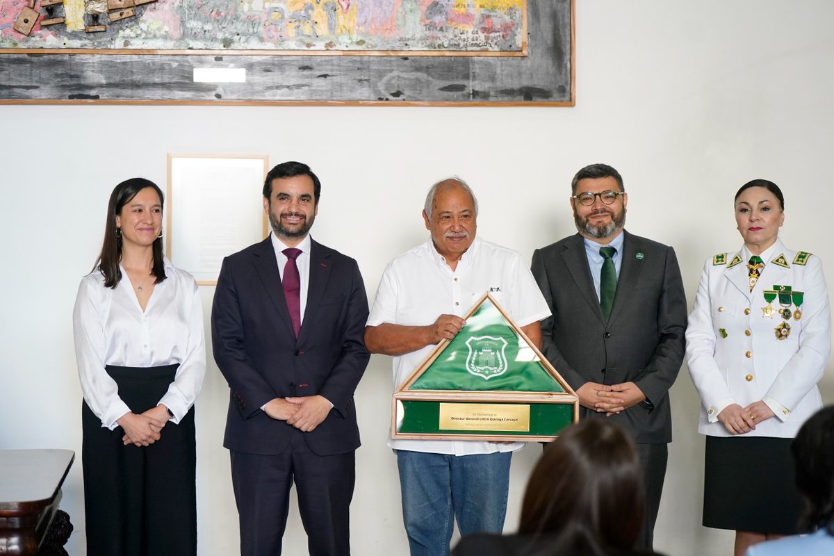 SmlChile's tweet image. 💚La Directora Nacional del #SML, Dra. Marisol Prado, asistió al homenaje a los Mártires de @Gendarmeria_CL, encabezado por el ministro Jaime Gajardo y el subsecretario Ernesto Muñoz, donde se reconoció a las familias de los funcionarios fallecidos con una placa conmemorativa.