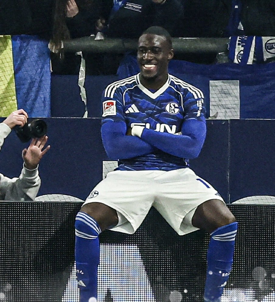 Wie ich auf die Tabelle schaue und realisiere dass es nur noch 9 Punkte bis zum Klassenerhalt sind 
#S04 #S04SCP