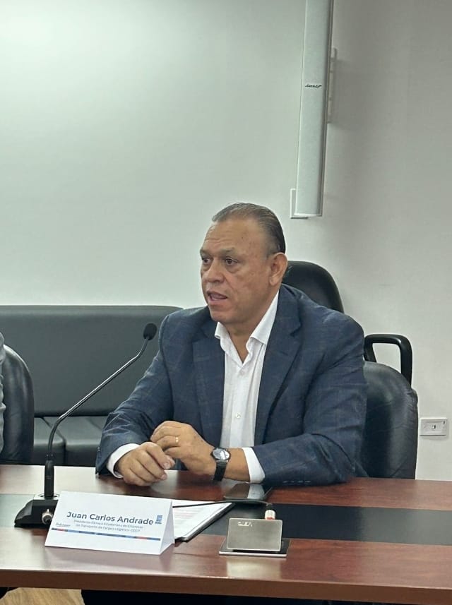 Participamos en la rueda de prensa convocada por la Alcaldía de Quito, donde el secretario de Movilidad, PhD. Alex Pérez, anunció el aplazamiento de la restricción de circulación para vehículos de transporte pesado, medida que entrará en vigencia a partir de enero del 2026.
Desde