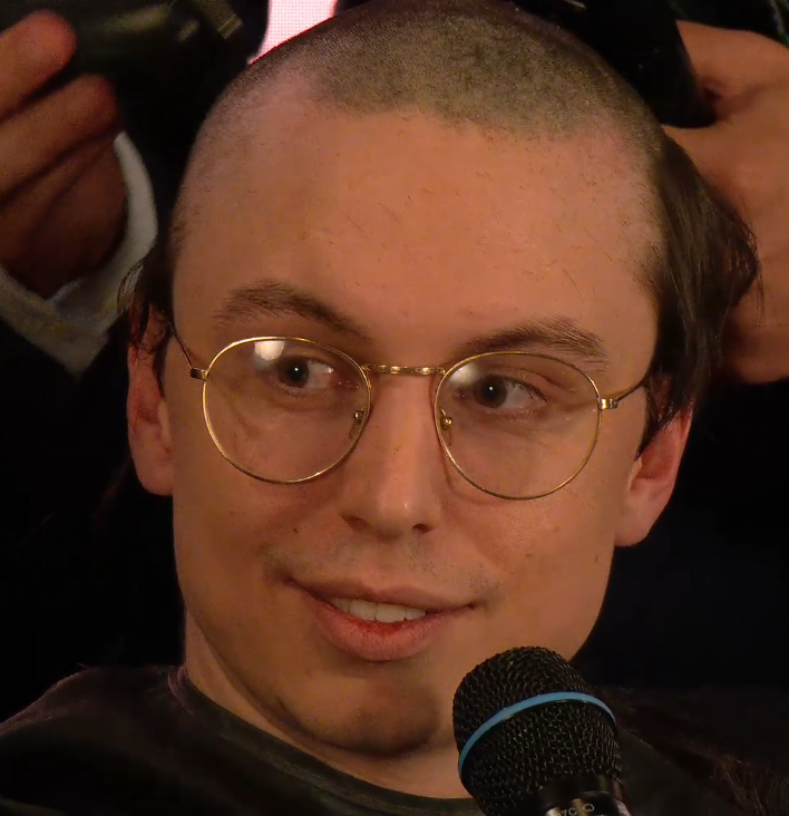 Sheep_Esports's tweet image. Caedrel 🇬🇧 on stream November 19th, 2024: &quot;If T1 wins Worlds with Doran... I&apos;ll shave my head, I&apos;ll go bald.&quot;

Sjokz, Kesha, Necrit, Baiano, Dumbz and other League personalities took turns shaving his head at the League Awards today.

The Rat King 🐀 stays true to his word.
