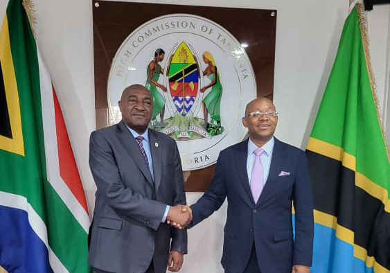 DRCEmbassySA's tweet image. 🤝 Visite de courtoisie de S.E. Amb. John Nyakeru auprès de S.E. James G. Bwana, Haut-Commissaire de Tanzanie en 🇿🇦. Échanges sur paix, sécurité et coopération RDC–Tanzanie dans la #SADC. 🇨🇩🤝🇹🇿 @RDCongoMFA @TanzaniaMFA