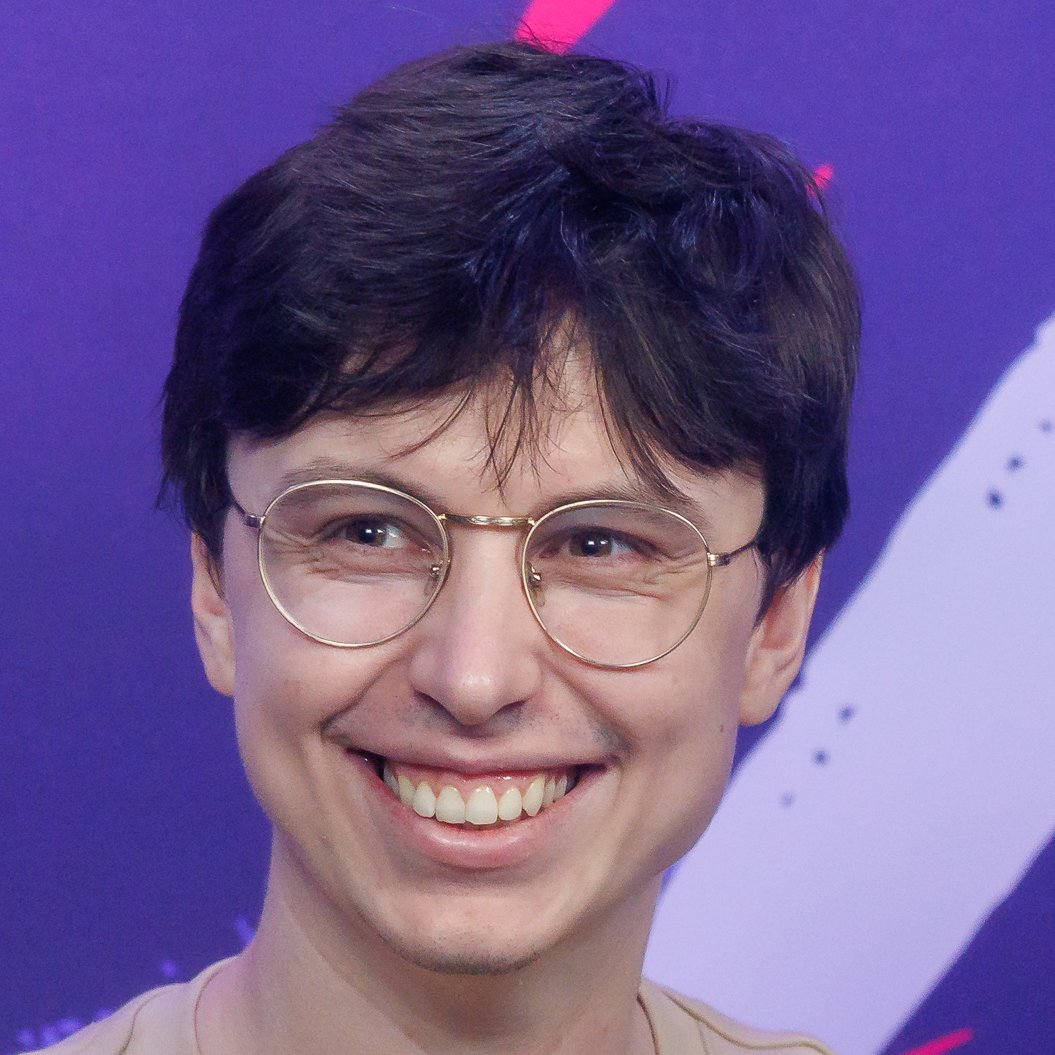 Sheep_Esports's tweet image. Caedrel 🇬🇧 on stream November 19th, 2024: &quot;If T1 wins Worlds with Doran... I&apos;ll shave my head, I&apos;ll go bald.&quot;

Sjokz, Kesha, Necrit, Baiano, Dumbz and other League personalities took turns shaving his head at the League Awards today.

The Rat King 🐀 stays true to his word.