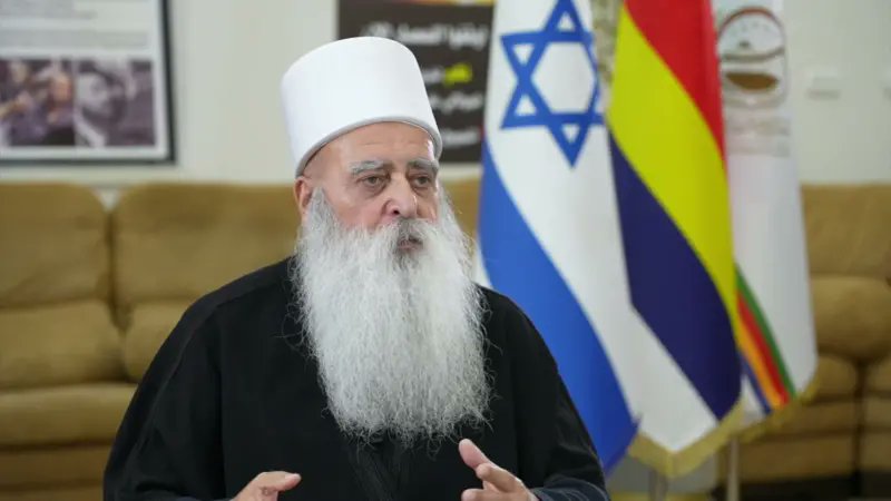 موفق طريف في مقابلة مع صحيفة جيروزاليم بوست:

🔸 الولايات المتحدة هي زعيمة العالم بأسره. يجب على أميركا حماية جميع الأقليات.

🔸 في سوريا.... كنا نأمل خيراً من النظام الجديد بأن يكون نظاماً يحتضن جميع أبناء شعبه. لكن للأسف، لم يحدث هذا.

🔸 لا تزال هناك فرصة أخرى للنظام لاحتضان