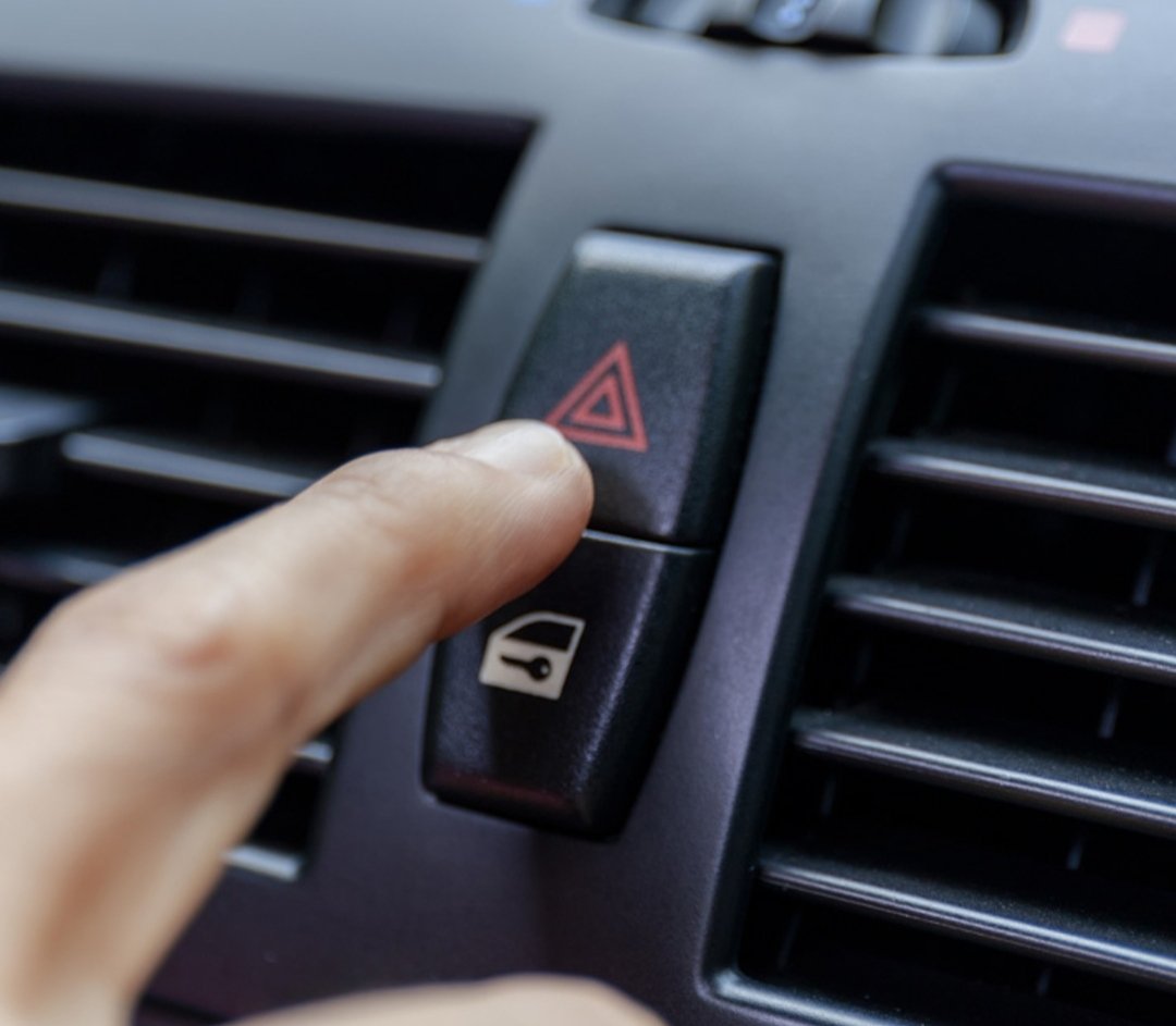 Mi coche ya tiene 4 balizas y se activan pulsando a este botón.