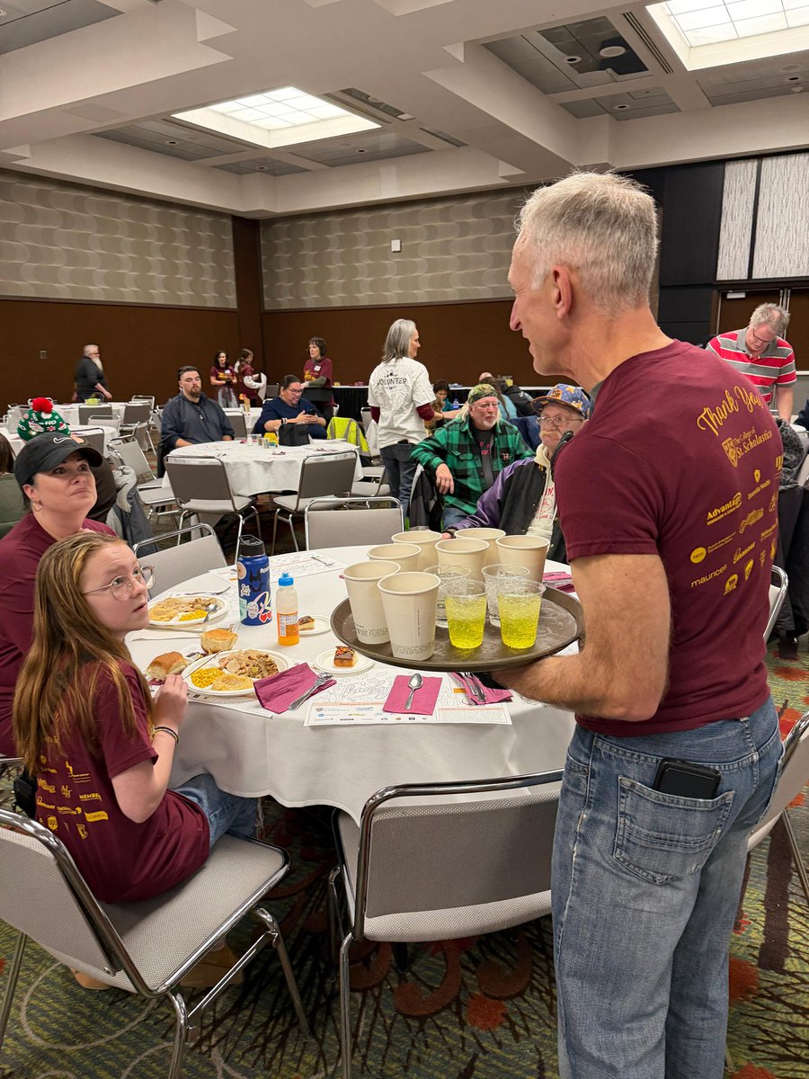 RogerForDuluth's tweet image. Hope everyone had a fabulous Thanksgiving! We visited police and fire to thank them for being on duty, ran the 20th Annual Gobble Gallop 5k, and volunteered at the community Thanksgiving meal. Busy day filled with gratitude! 🦃