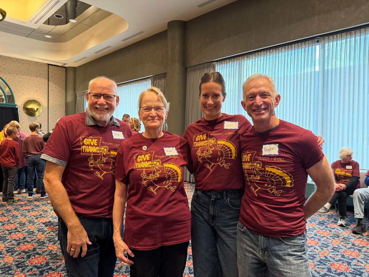 RogerForDuluth's tweet image. Hope everyone had a fabulous Thanksgiving! We visited police and fire to thank them for being on duty, ran the 20th Annual Gobble Gallop 5k, and volunteered at the community Thanksgiving meal. Busy day filled with gratitude! 🦃