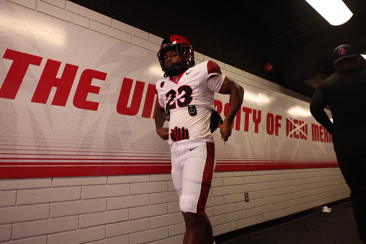 AztecFB's tweet image. Kickoff ready.

#AztecFAST 🍢 x #BeTheA1pha 🐺 x #TheClimb📈