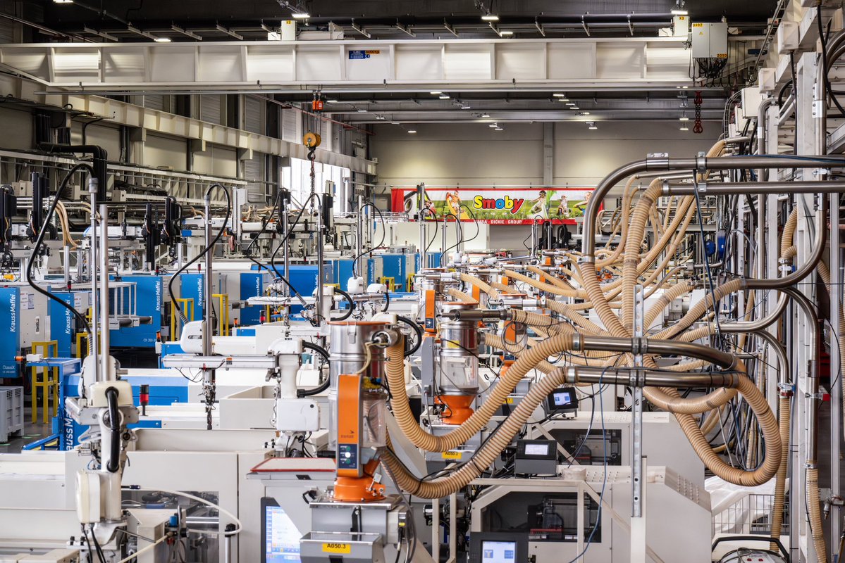 Smoby, c’est une marque qui nous rappelle notre enfance. Mais stop à la nostalgie : Smoby ce sont des jouets qui plaisent aux enfants d’aujourd’hui.

Dans la vallée du jouet, on rencontre des chefs d’entreprise qui produisent en France à des prix abordables et compétitifs. Ils
