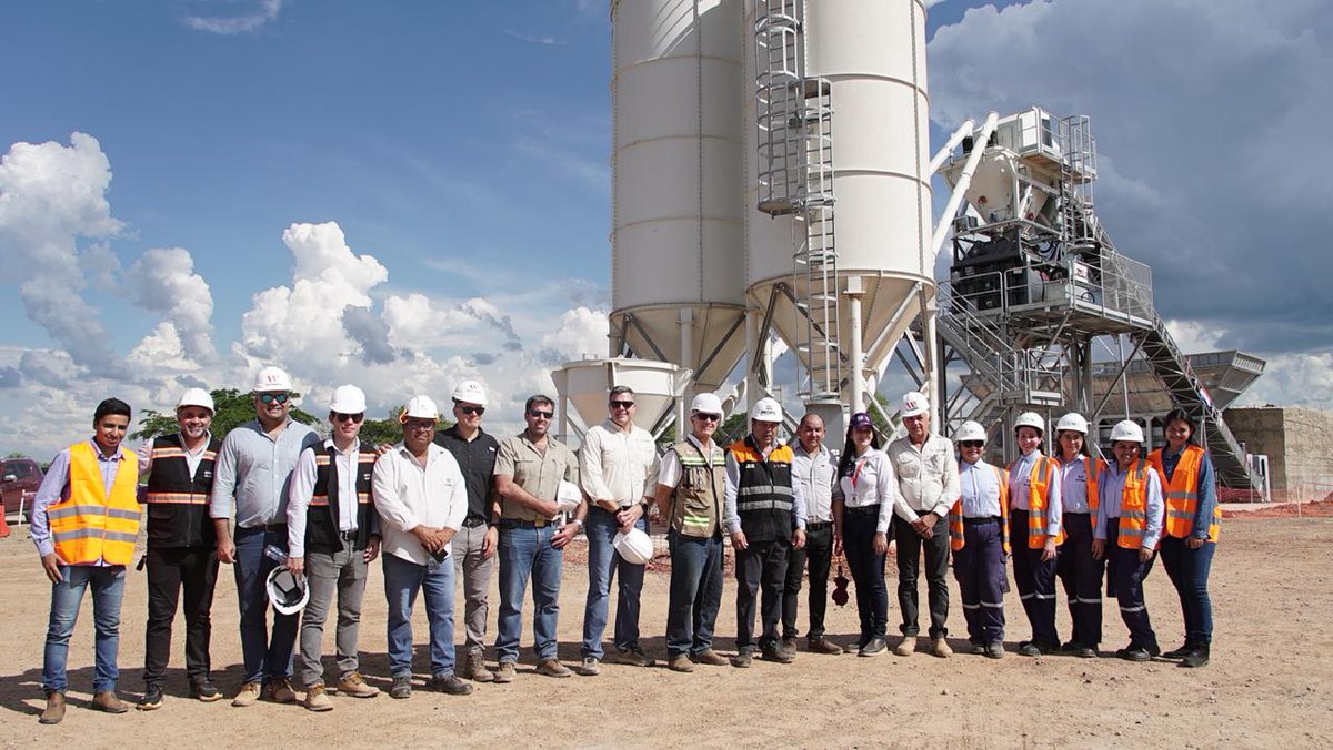 ¡Dinamismo, trabajo, y desarrollo! Orgullosa de lo que el sector de la construcción puede lograr! Con el Pdte <a href="/SantiPenap/">Santiago Peña</a> visitamos el campamento donde se produce el cemento que usará para la primera ruta de hormigón que estamos construyendo en Pozo Colorado – Concepción.