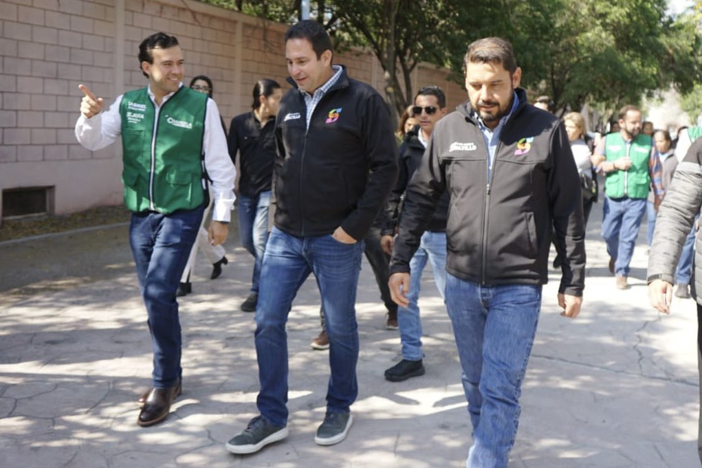 Acompañamos a mi amigo el Alcalde <a href="/javierdiazglz/">Javier Díaz</a>, a hacer entrega de 2 grandes acciones por #Saltillo: la rehabilitación de la cancha de futbol 11 en el Parque Abraham Curbelo y el Premio Municipal de la Juventud 2025. (1/2)