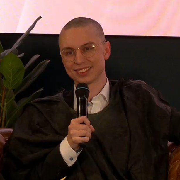 lolesports's tweet image. 🥚