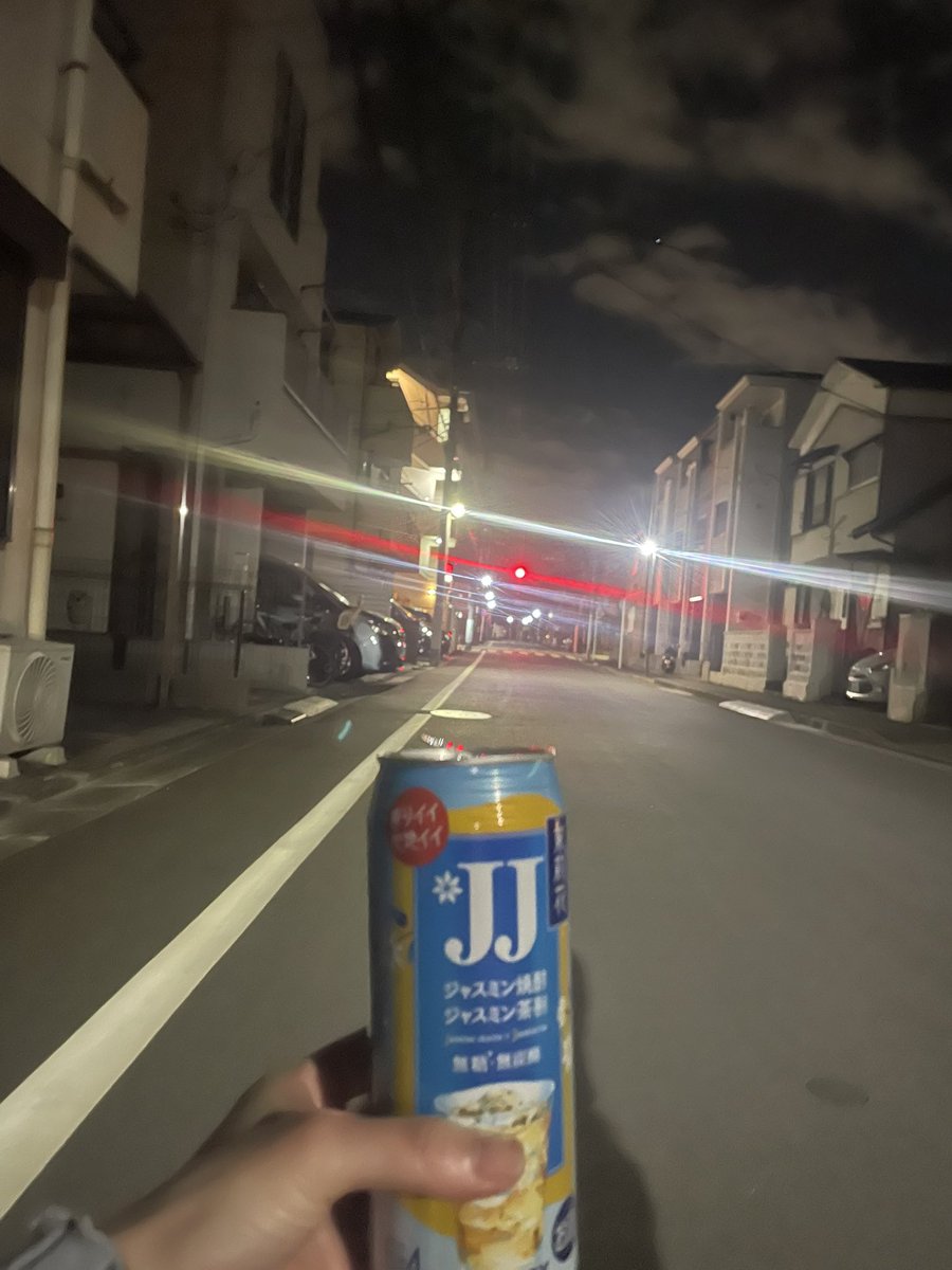 酒をくれし君の
眼差しが肩を抱く