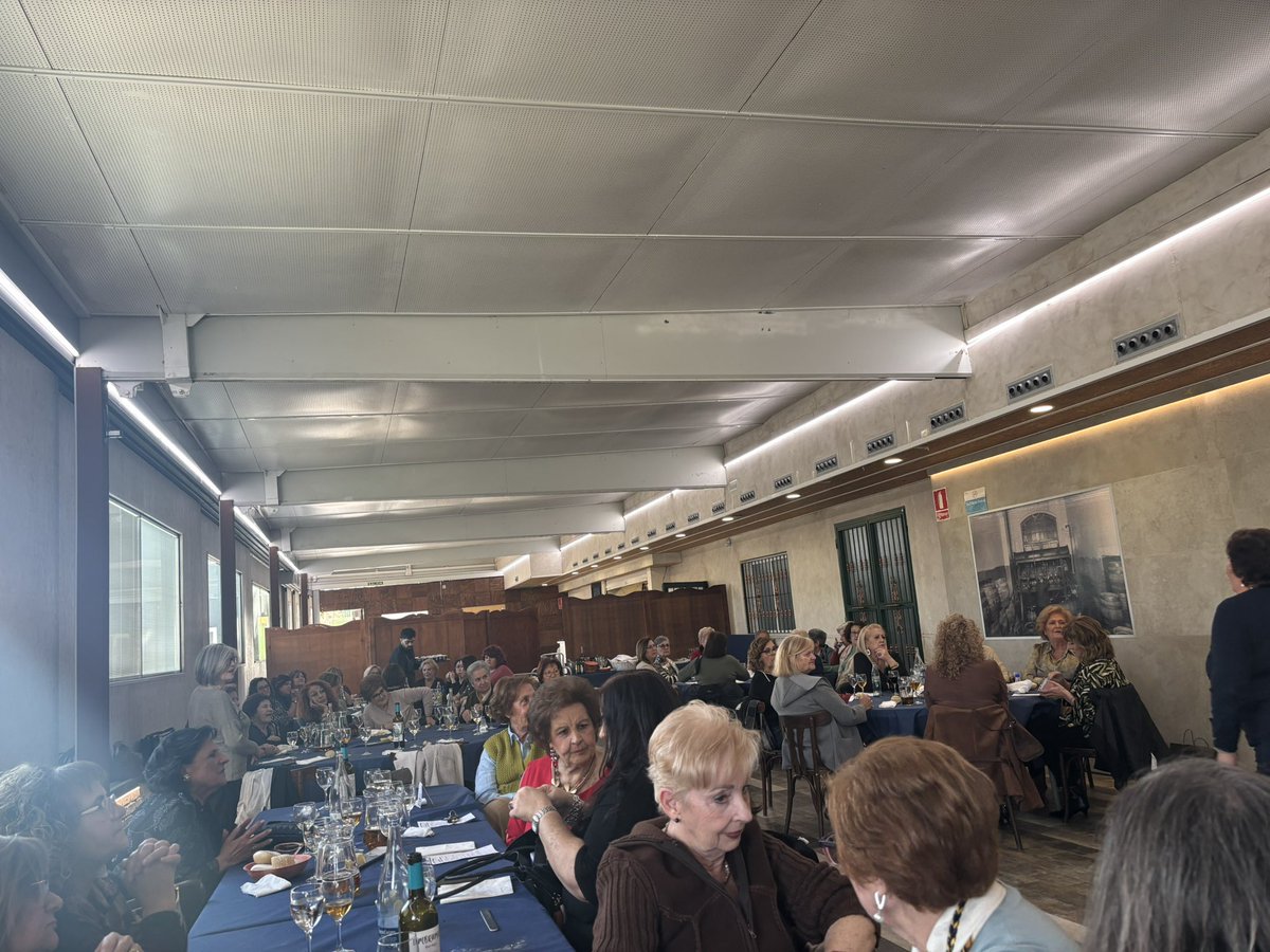 Comida de Navidad del Centro de la Mujer de Cobatillas.

Hoy lo hemos pasado de maravilla: risas, buena comida y mujeres increíbles que hacen de este centro un lugar lleno de energía y cariño. Gracias por ser como sois y por hacer magia cada vez que nos juntamos
Sois maravillosas