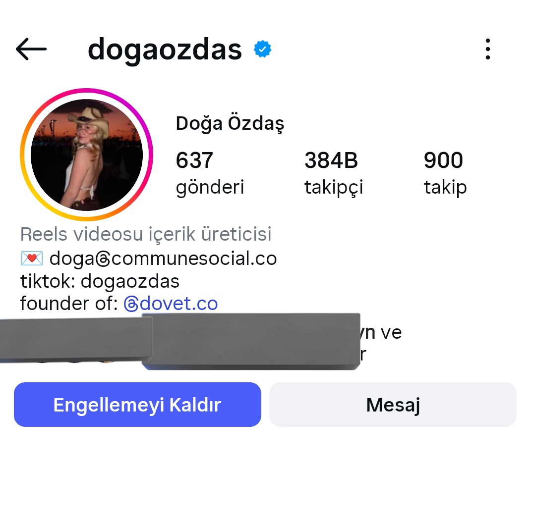 engelledim 
hicbi sebebi yok hatta ses tonu cok guzel bence bu kizi dinlemeyi cok seviyorum ama gormek istemiyorum onune bir suru firsat serilmis insanlqra tahammul edemiyorum ve iliskisi de cok rahatsiz edici