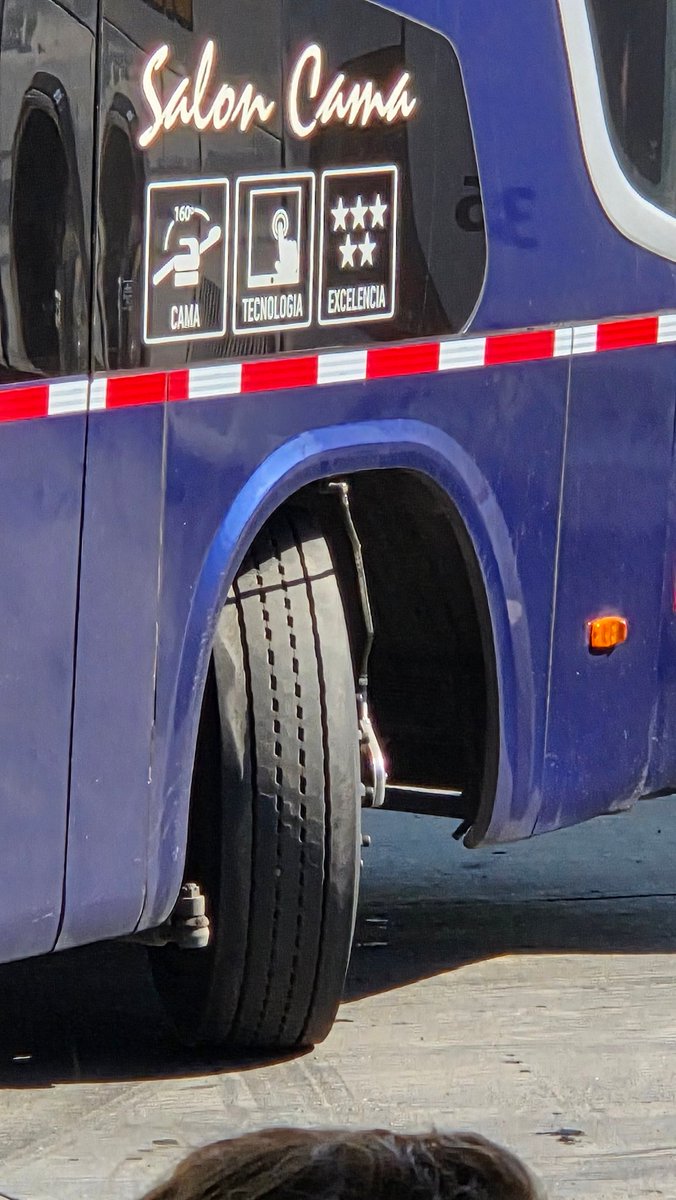 PabloVelizT's tweet photo. Cómo dejan circular a buses #Andimar en estas condiciones @MTTChile ??? https://t.co/ypcEFJozdf