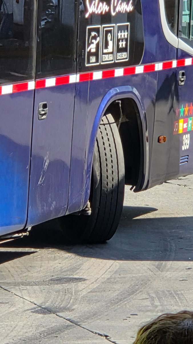 PabloVelizT's tweet photo. Cómo dejan circular a buses #Andimar en estas condiciones @MTTChile ??? https://t.co/ypcEFJozdf
