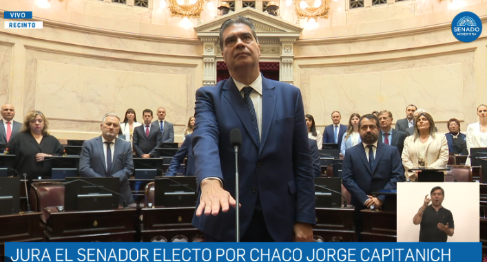 DruidBloggerOK's tweet image. Juró #Capitanich como senador por Chaco.
$ 11.000.000.- mensuales, el premio a que en la inviable y destartalada provincia que tres veces estuvo a su cargo se arrojen las chicas a los chanchos.
Peronismo explícito✌️