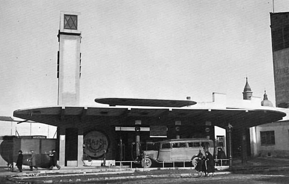 TRES60Blog's tweet image. Gasolinera ‘Gesa’ o ‘Porto Pí’ en Alberto Aguilera, 18 esquina Vallehermoso, Madrid. Proyectada en 1927 por el arquitecto Casto Fernández Shaw.

#CastoFernándezShaw
