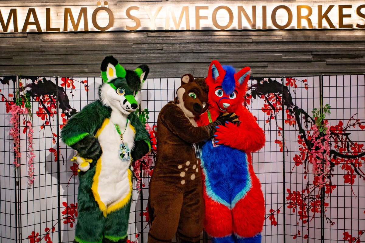 BlackymoonOtter's tweet image. Churr~~ always give your precious @ProeliumTheFox lotsa soft CuddleHuggies! 🦦🤗🦊❤️ @LFoxxey : Heeey, what about meeeeee? I want some too 😭😭

✂️ @WildDogWorks @Roofur @whitewingsuits
📸 @LitraFox 
🔗 #FursuitFriday #Furry #Fursuit