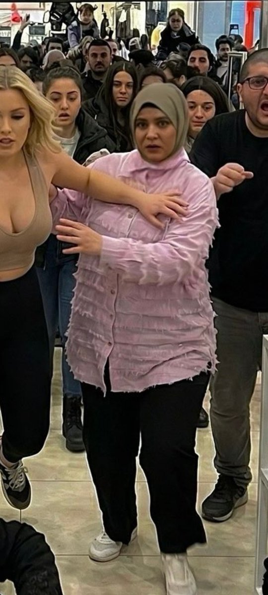 Nilayın orda ne işi var 
#kizilcikşerbeti