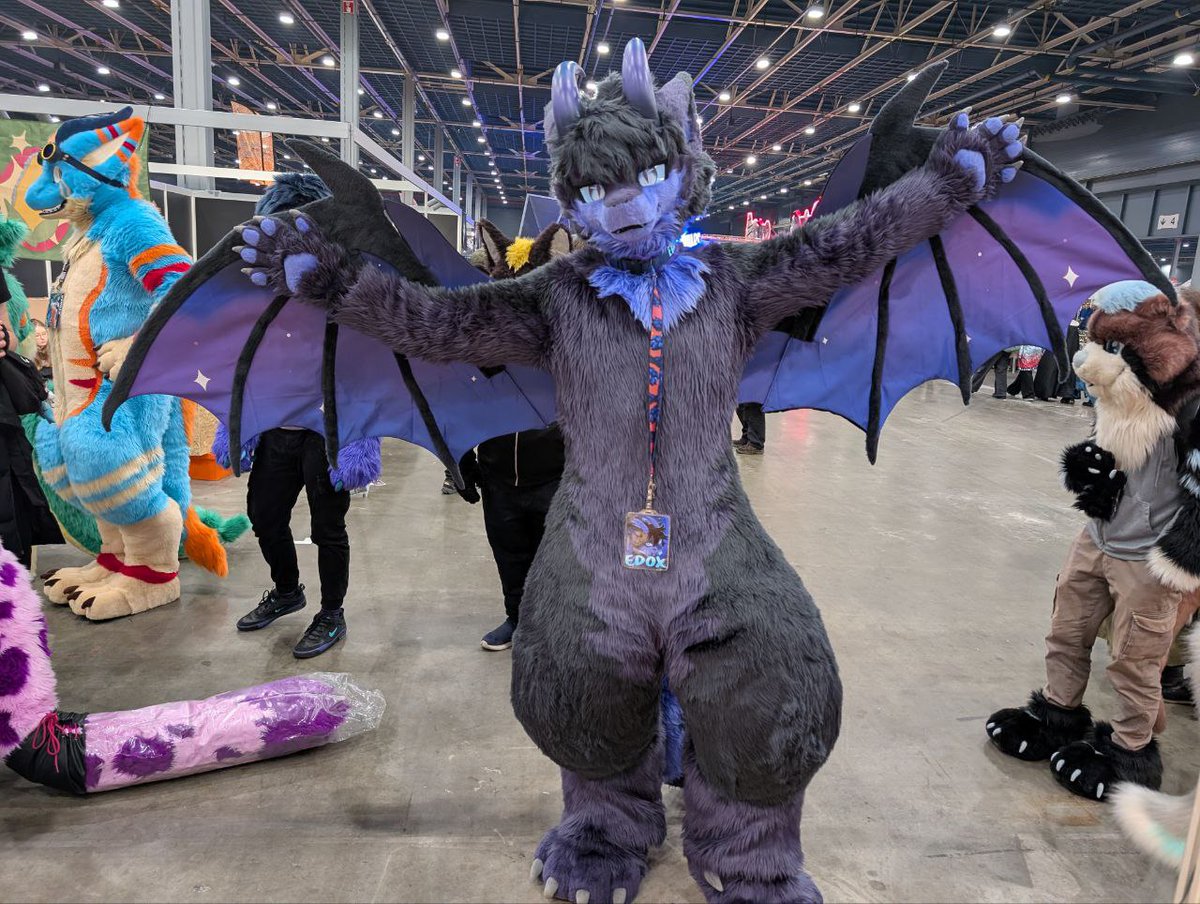 Happy #FursuitFriday 
I had a blast at #DCC on Saturday even tho I had to move around carefully, not to slap everyone with my wings in all the tight spaces x3

#Fursuit #Kemono #Dragon
📷 <a href="/Herrdeswindes/">Windy Wolf 🇳🇱</a>