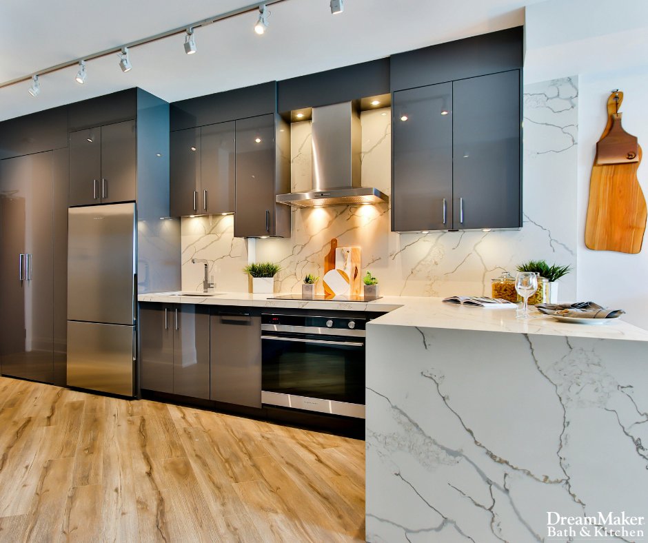 and_dreammaker's tweet image. #ProTip: One of the toughest parts of beginning a #Remodel is narrowing down #Design options and defining what YOUR dream #Kitchen will look like. 🏠 Make the process easier by sharing inspirational photos with your #InteriorDesigner to identify which... dreammaker-remodel.com/fredericksburg…