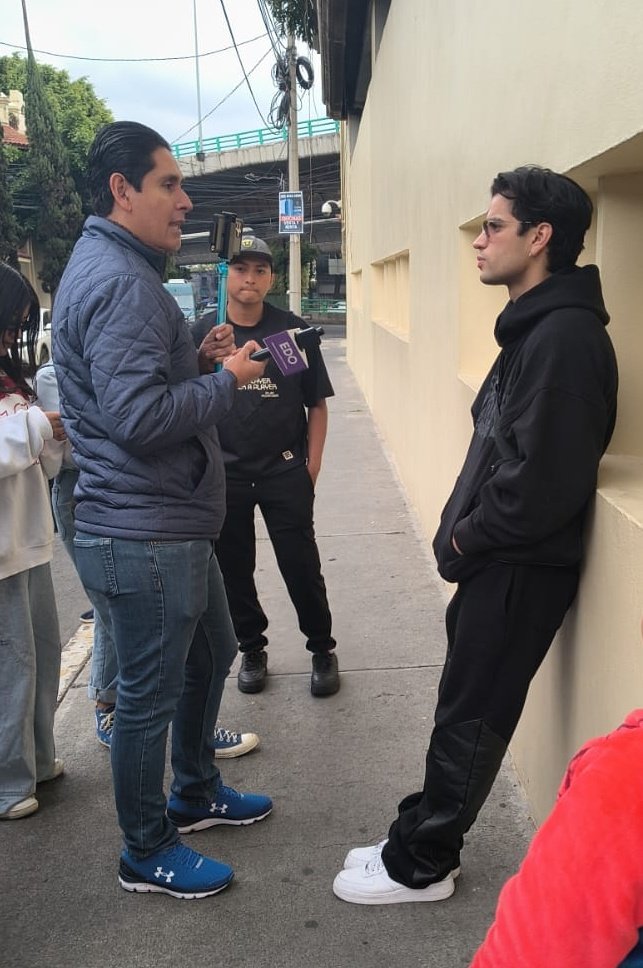 Bonesv5's tweet image. Lo guapo que se ve es irreal... la mirada y la pose 
#LaCasaDeAaron
#AaronMercury