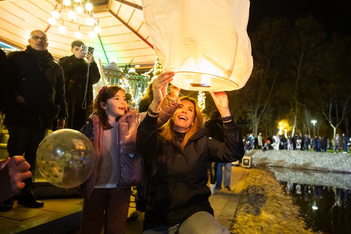¡Ya es Navidad en Pozuelo! Hoy hemos encendido las luces y lanzado farolillos junto a miles de niños y familias de nuestra ciudad, el mejor lugar para disfrutar de unas fiestas tan especiales. ¡Feliz Navidad, pozueleros!