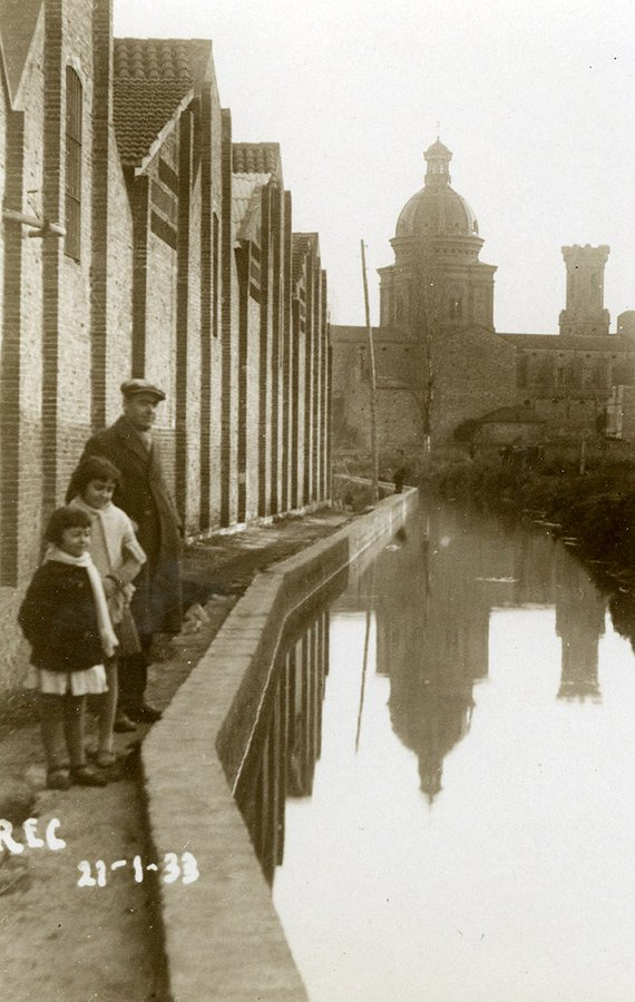 historiesdebcn's tweet photo. El Rec Comtal, al seu pas per l'actual carrer Cinca, l'any 1933. Al fons, la parròquia de #SantAndreu de Palomar.  

📷 Tomàs Fàbregas / AFB https://t.co/kavFC5LmGD