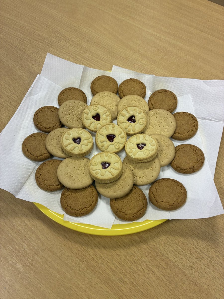 Friday night biscuits , come on <a href="/OUFCOfficial/">Oxford United</a> , 3 points would be nice 💛💙