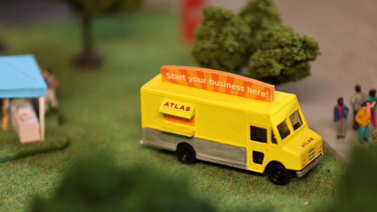 hayleyhalv's tweet image. ICYMI: we built a miniature city to celebrate businesses on @stripe! Stop by the @atlas truck and watch real-time Black Friday/Cyber Monday data, running 24/7 until Tuesday. 🚚