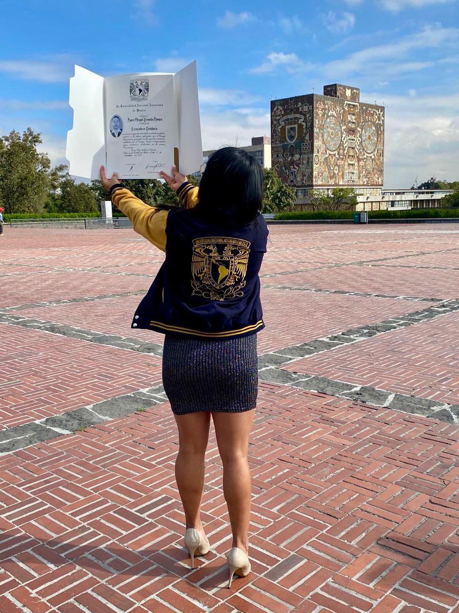 UNAM_MX's tweet photo. ¡#UnGOYApara Karen Cervantes 💛💙! #EgresadaUNAM de la @FESC_UNAM que comparte un #RetratoPuma del momento más especial en su camino universitario. ¿En qué año viviste este sueño azul y oro? https://t.co/Bo1dvYzsBM