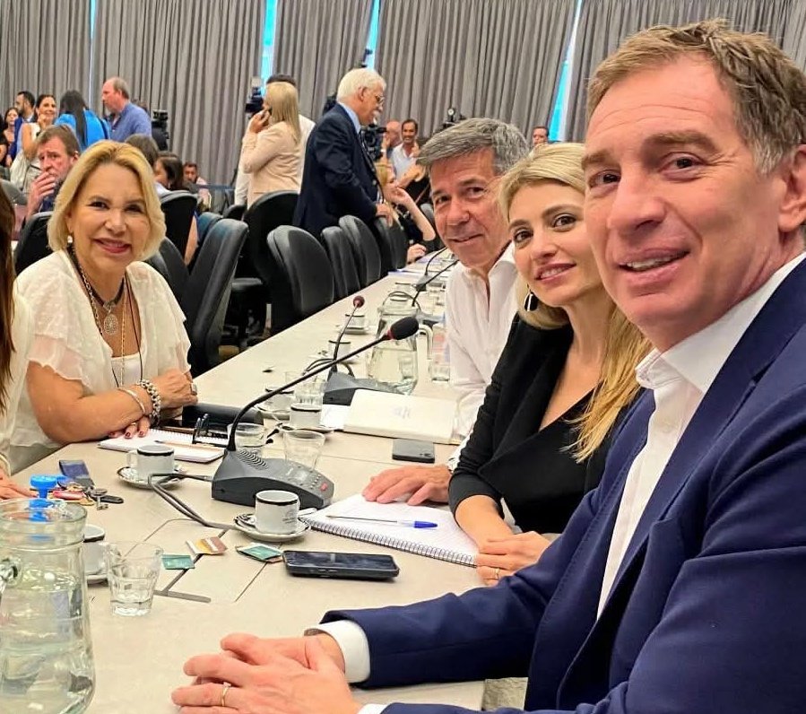 ¿Alguien sabe a que bloque representa la diputada Marilú Quiroz? Veo caras conocidas.