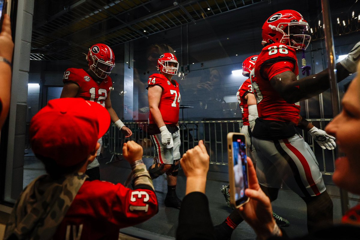 GeorgiaFootball's tweet image. Dawg Nation, we love you ❤️

#GoDawgs