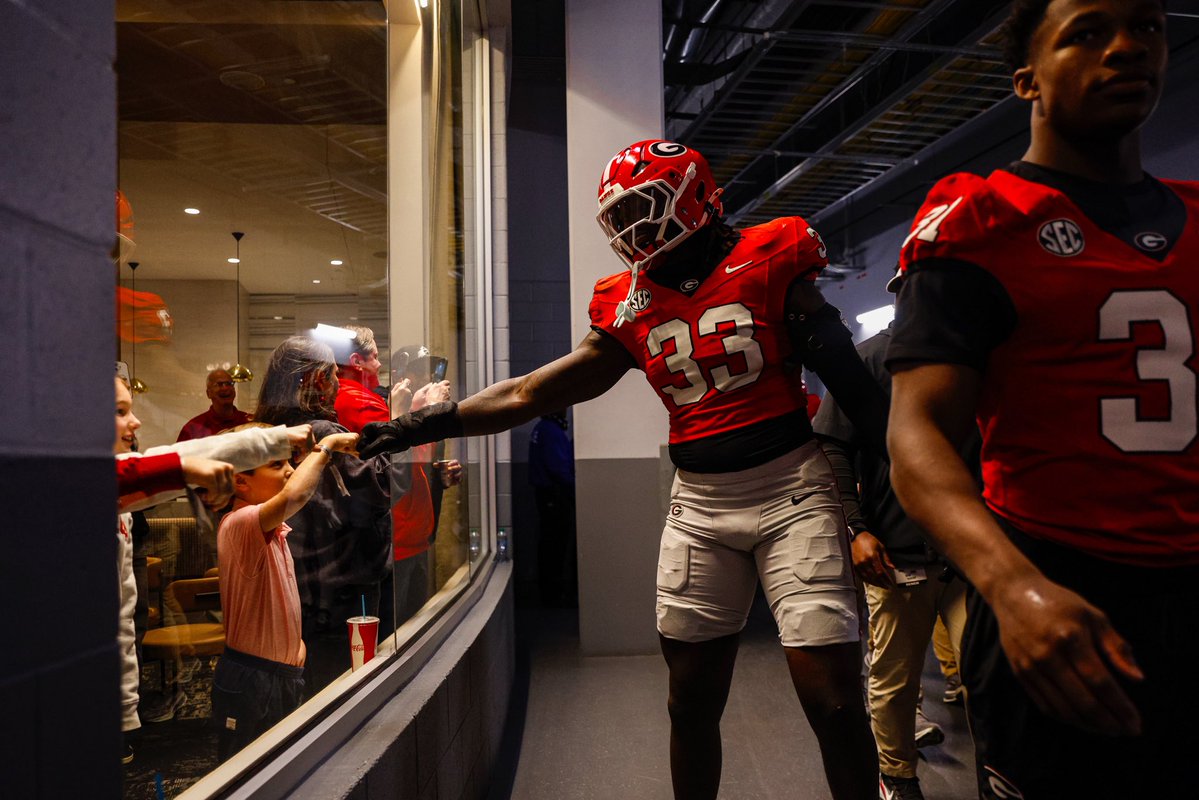 GeorgiaFootball's tweet image. Dawg Nation, we love you ❤️

#GoDawgs