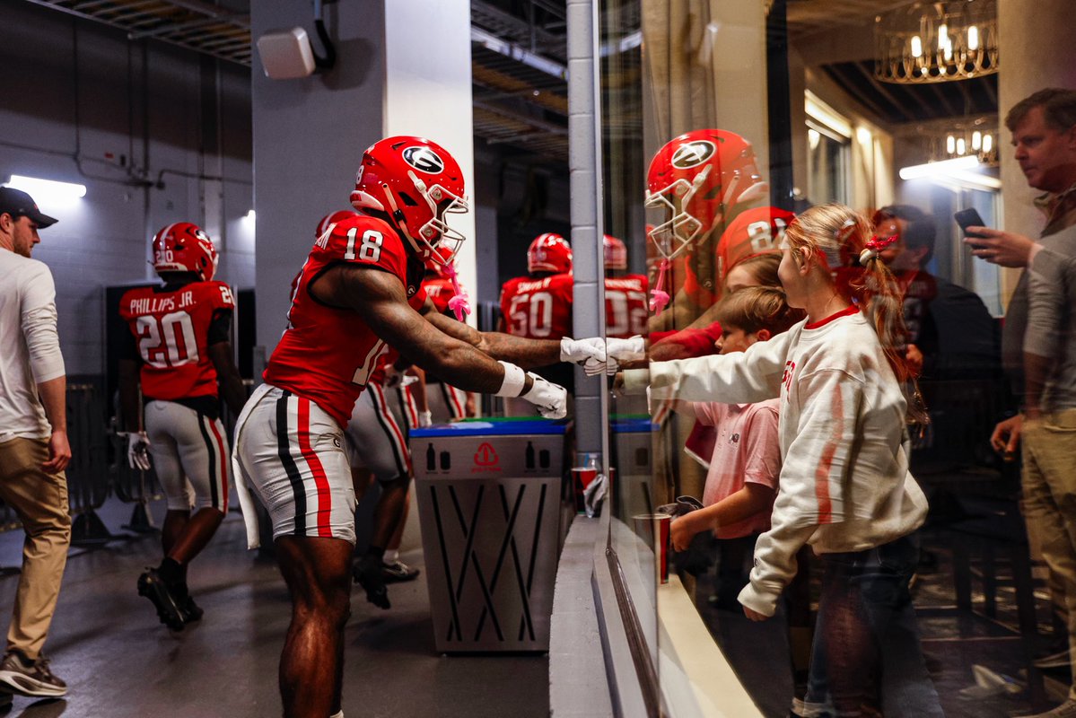 GeorgiaFootball's tweet image. Dawg Nation, we love you ❤️

#GoDawgs