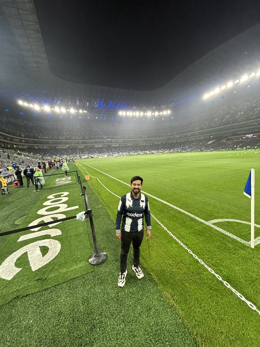 Hectorgarcia_26's tweet photo. Agradezco a mis @Rayados por permitirme vivir una experiencia tan increíble como #RayadoEnLaCancha. Más allá de lo vivido en la cancha, también quiero destacar al personal de medios, que todo el tiempo fueron muy amables y te hacen sentir como en casa desde el primer momento🥰💙 https://t.co/wdzq0USdY5