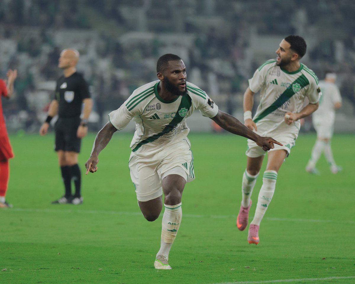يتعبهم….
وفي النهاية يسعدهم 💚
القادسية محترم 
والأهلي خيال..!
مبروك لمدرّج الوفاء
#الاهلي_القادسية