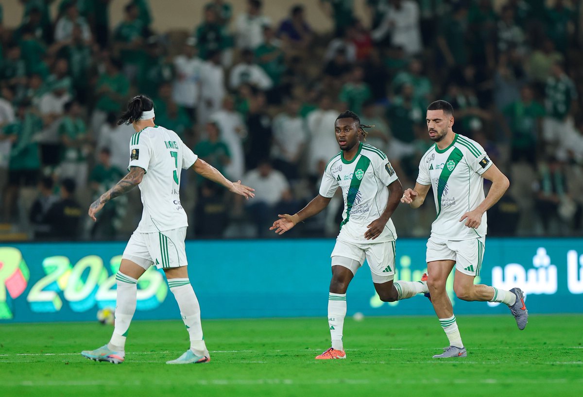diario_AFC's tweet photo. 🚨 رســـمـــيــيًا 🚨

🌟 الأهلي يتأهل لـ نصف نهائي كأس خادم الحرمين الشريفين بعد تغلبه على القادسية بركلات الترجيح 🟢⚪️

ألف مبرووووووووووك 🫡 https://t.co/nEvgTqg4w9