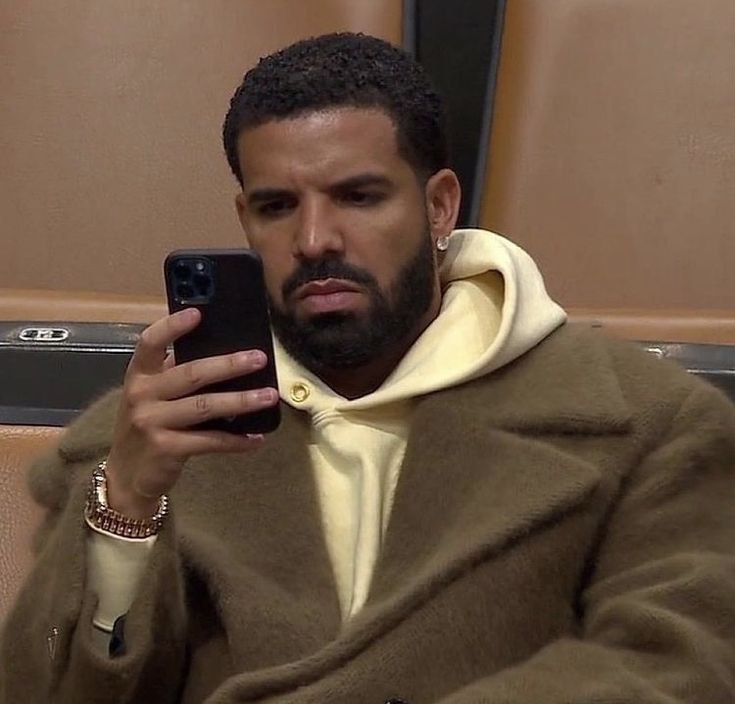 SolLunix's tweet image. Degens at 2am wonder why the coin they bought isn&apos;t pumping