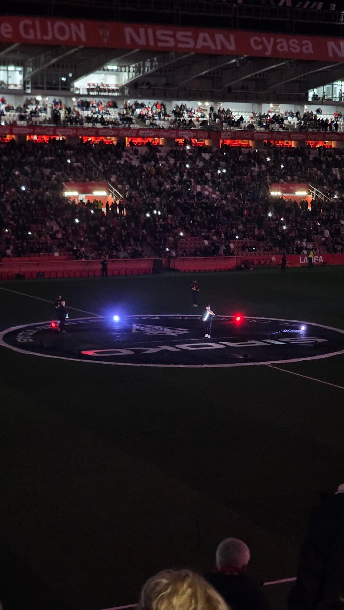 errdieg's tweet image. Define cutre sin decir que es cutre... Un poquito más de iluminación, dos cámaras en el centro, bajar la base musical y subir a los artistas, que son los importantes, de verdad que no es difícil, amén de que la afición podría ayudar un poquito... @RealSporting