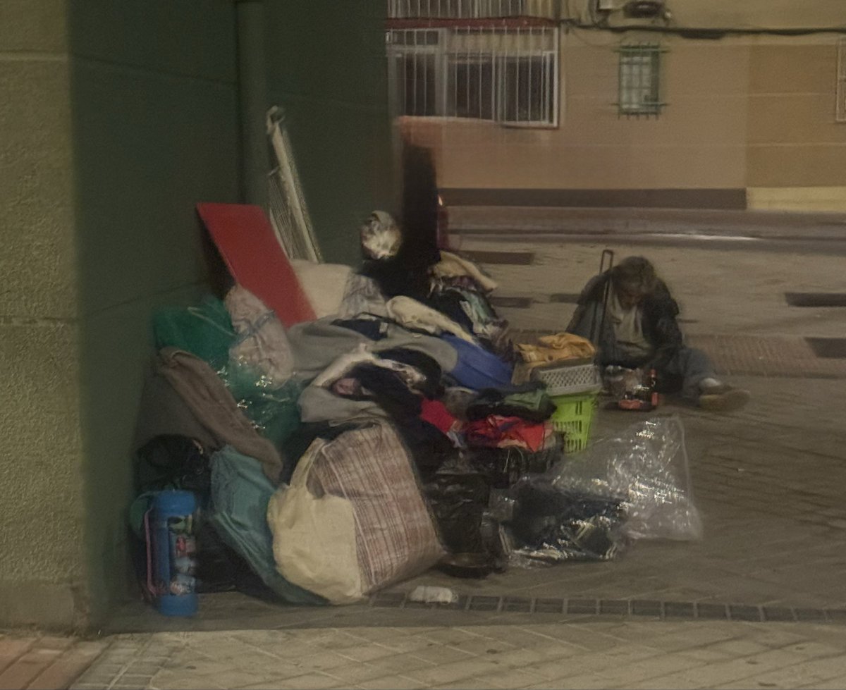 Ahora mismo esta es la imagen de #SanBlas , uno de los barrios más olvidados de Madrid. 

Pobreza extrema, drogadicción, falta de servicios públicos, oscuridad, vivienda inaccesible, basura. 

La estampa de un país tercermundista en una de las ciudades más ricas del mundo.
