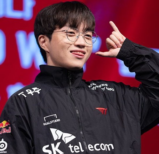 T1keriapics's tweet image. The highlight of the night is definitely Keria dropping another banger line:

“don&apos;t try to learn lessons from me because you won&apos;t be able to do it” - Keria