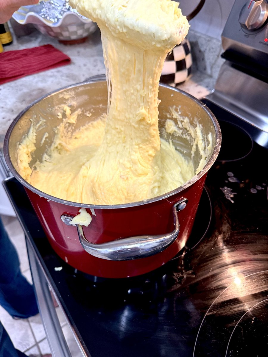 I made stretchy mashed 🥔 yesterday and they certainly stretched my waistline 🤣
-5lbs Yukon Gold 🥔
-1lb Gruyère + 1lb Mozzarella 
-2 sticks unsalted 🧈
-2 cups heavy cream
-Using a 🥔 ricer was clutch