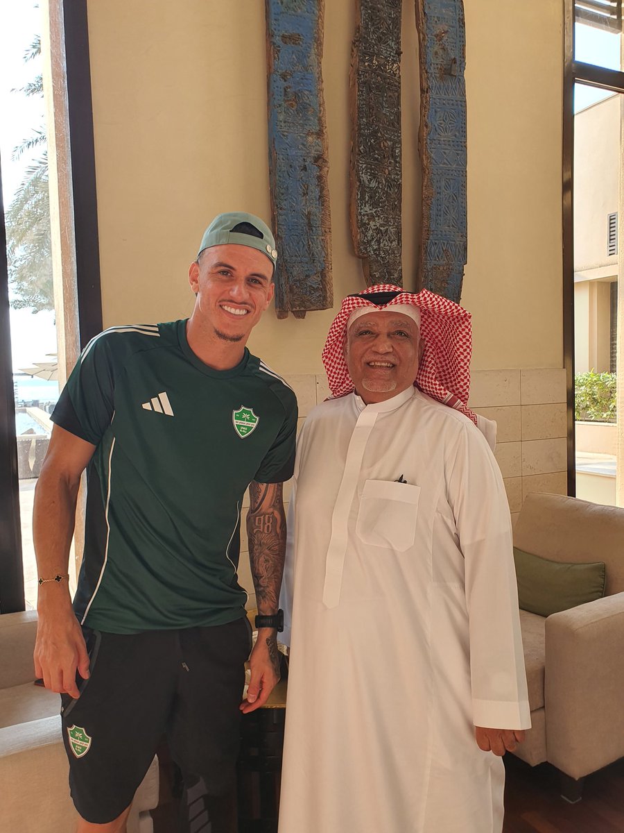 الف مبروك للأهلي التقيت اليوم ابينيز في فندق حيات بارك جميل في الأخلاق رائع في التعامل 💚🌹⚘️