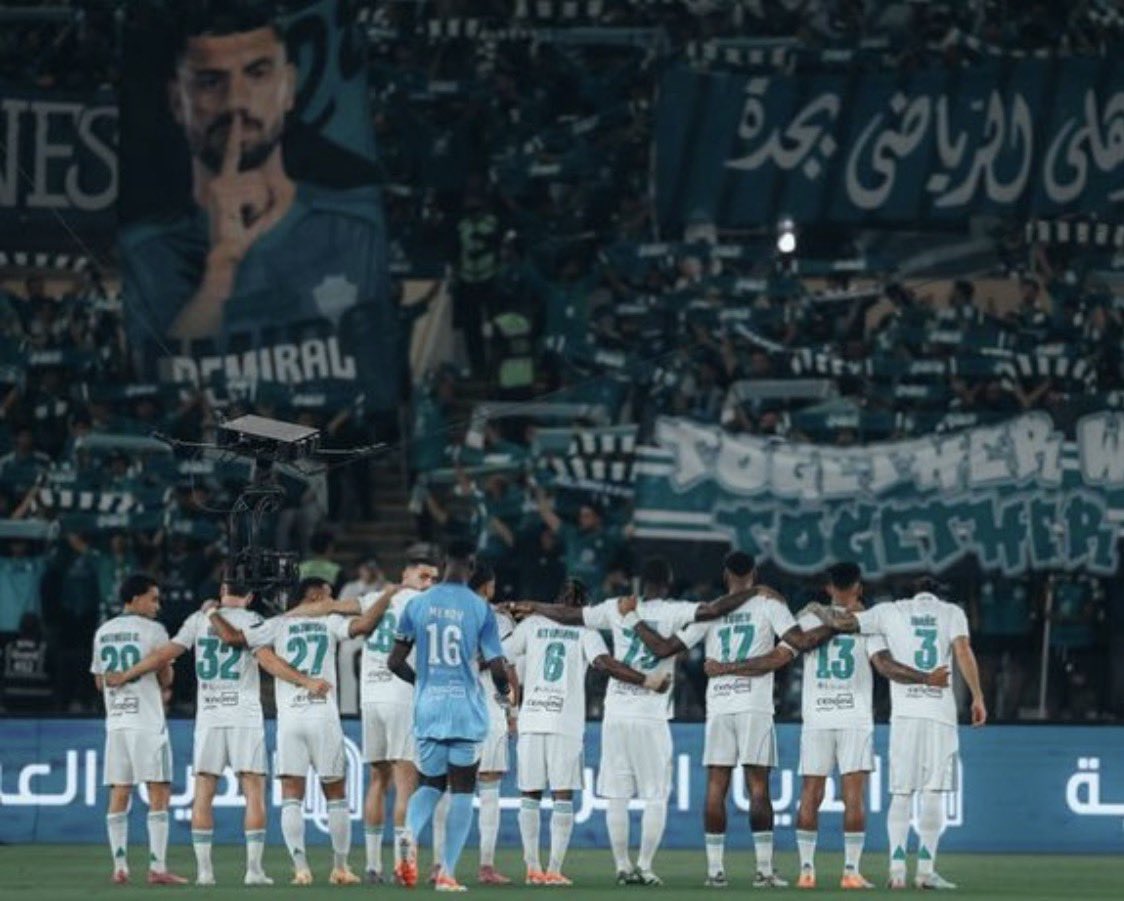 لا فاز الأهلي تنام الأرض مبسوطة 
العشب سر ابتسامتها وفرحتها 💚💚
الف مبروك جمهور الاهلي🤯👏
#الاهلي_القادسيه