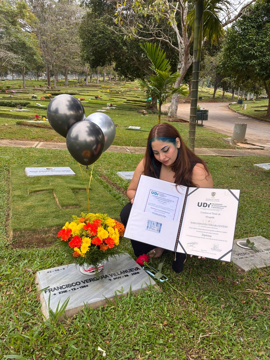 mafevece's tweet photo. Oficialmente ABOGADA y conmemorando los 16 años de la partida de mi papi. https://t.co/CXsJfGAA9y