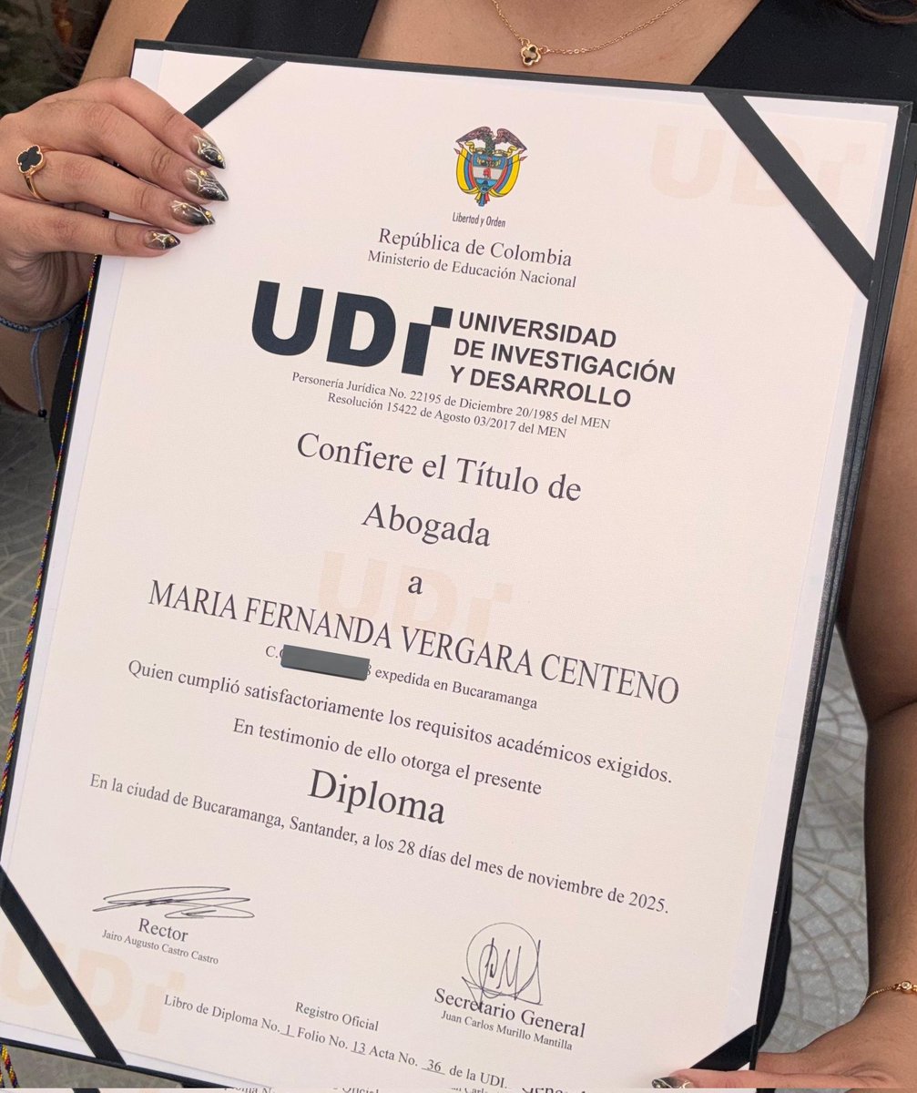 mafevece's tweet photo. Oficialmente ABOGADA y conmemorando los 16 años de la partida de mi papi. https://t.co/CXsJfGAA9y
