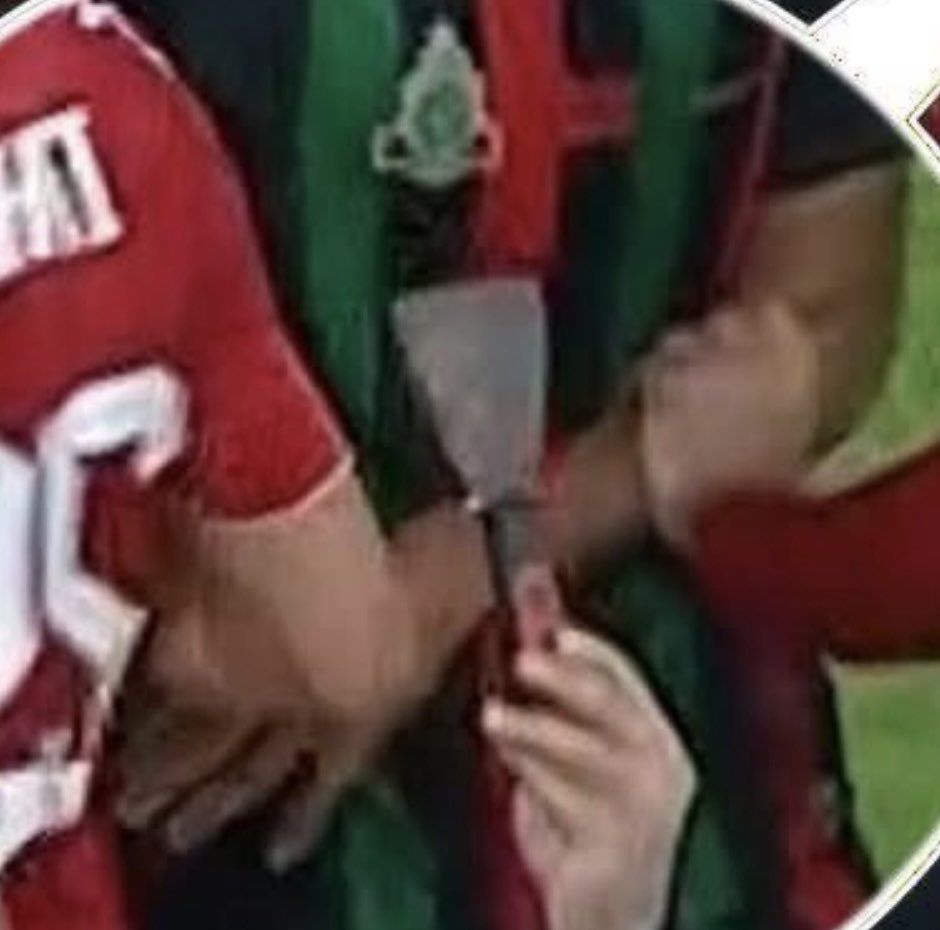 فضيحة حرفيا والله لو فريق تاني بتاع مشاكل كان رفض يستكمل الماتش وعقوبات الاتحاد الافريقي لازم تكون تاريخية