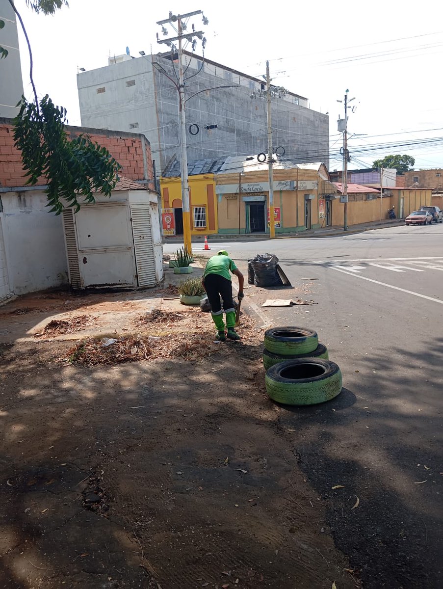 fospuca's tweet image. Seguimos sumando calles limpias en #Maracaibo.

Hoy #28Nov realizamos operativo de limpieza y desmalezamiento en el sector Pichincha de la parroquia Santa Lucía. 

FOSPUCA es buen servicio 🚛